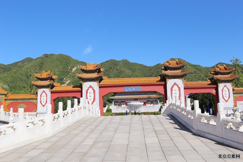北京市共有33家合法经营性公墓,昌平区共有五家,凤凰山陵园,佛山陵园
