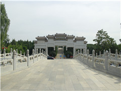 河北华龙皇家陵园被誉为“乾坤聚秀之区，阴阳汇合之所 ”