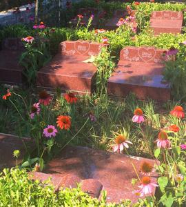 念慈园卧碑（红）