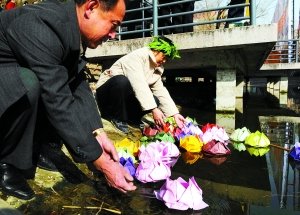 居民在亮马河畔以放河灯的形式祭奠先人。昨日，东直门地区首届清明文化节举行。 