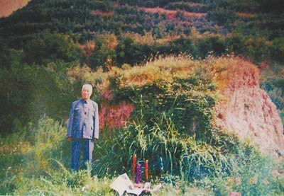 1998年，曾经师从于张季鸾的王俊春前来墓前祭拜。张季鸾新闻研究会供图