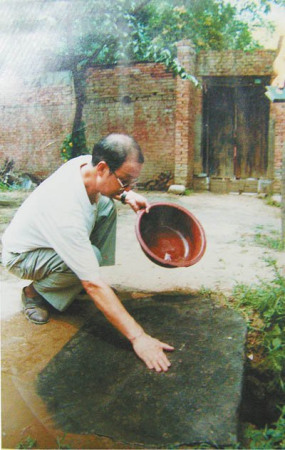 蔡恒泰早年在竹林村发现，一条水渠上铺的青色石板，正是大半块早先矗立在陵园当中的墓碑。如今，这块石碑已被人们再次砸碎，拿去盖房子了。张季鸾新闻研究会供图