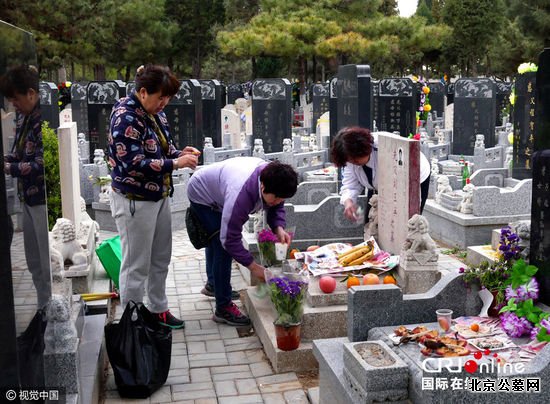 2016年04月02日，北京通惠陵园，几名市民为已故亲人扫墓。图片来源:李文明/视觉中国