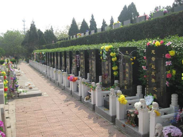 北京八宝山墓地