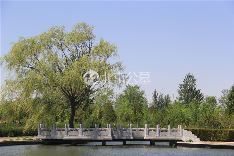 中华永久陵园日月湖