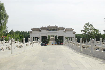 华龙皇家陵园