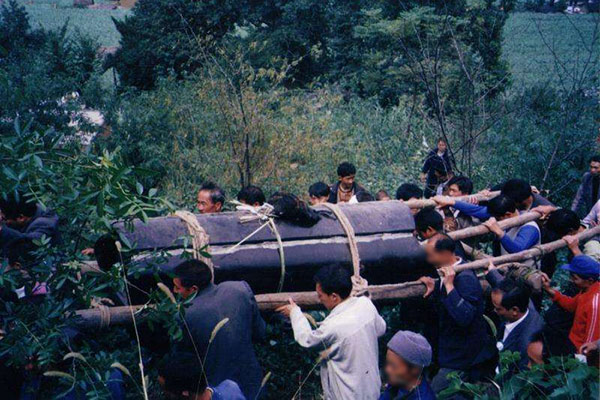 抬棺时忌说“重”