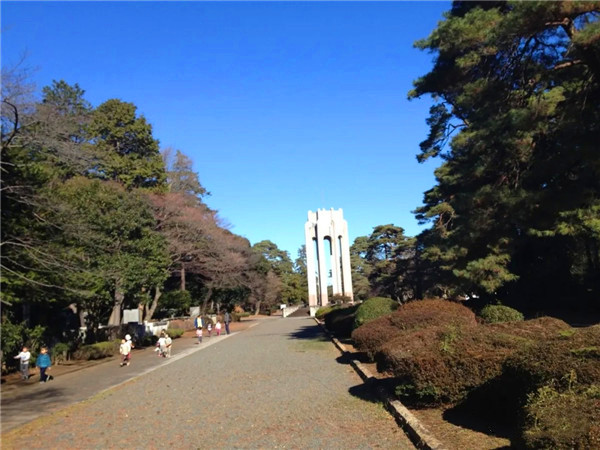 多磨灵园里安葬着众多的日本各界名人