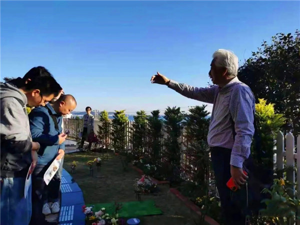 中本隆久先生带领东京生命文化学院学员 参观显证寺生态葬墓地