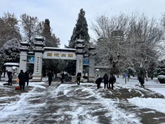 北京市潮白陵园开展铲雪除冰活动