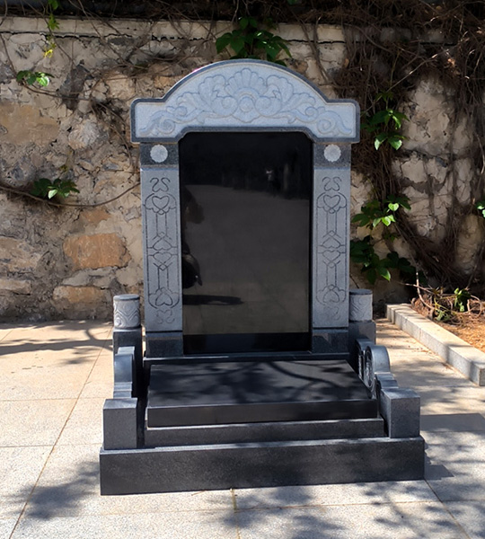 世尊园南六B区官帽立碑