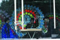 “寿衣模特”吓翻路人 警方介入殡葬用品店