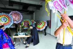 数十花圈立底商吓坏业主