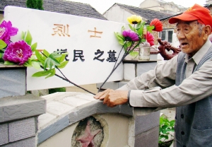 何家父子为黑龙江烈士守墓(图)