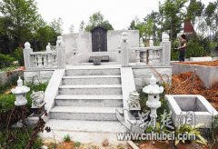 豪华墓群扎堆荆州紫荆山陵园 建墓者非富即贵