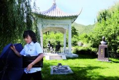 侯耀文之女侯瓒被指控制骨灰,侯耀文墓地可能成衣冠冢