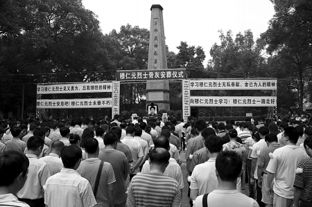 两救落水女孩遇难英雄骨灰安放烈士陵园