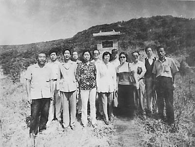 1999年,张季鸾墓重修完成。前排左一为邢炳年,左四为李赋英。张季鸾新闻研究会供图 1999年,张季鸾墓重修完成。前排左一为邢炳年,左四为李赋英。张季鸾新闻研究会供图