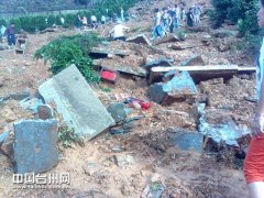 泽国凤城岭公墓发生泥石流 骨灰盒墓碑一片狼藉
