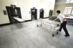 殡仪工作一线岗位大学生顶着压力成长
