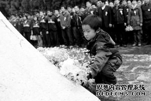 百余人冒雨送英雄(图)