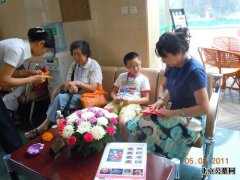八达岭陵园中元节折盏河灯送亲人