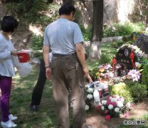 “六一”纪念爱女 实地与网上祭奠传亲情