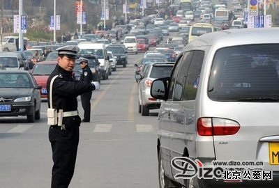 目前，我市还没有公布具体的交通疏导方案，大家可以参考去年的方案选择线路，避免在祭扫的路上碰到拥堵。