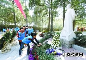 昨天,志愿者向李大钊烈士像敬献花篮和鲜花。当日，“继承革命传统、建设首都民政”红色共祭暨清明志愿服务启动仪式在万安公墓李大钊烈士陵园举行。本报记者