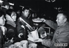 “大糖果”敬献给老劳模张秉贵