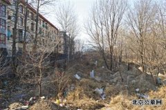 北京房山一小区离墓地10米 居民“不敢住”