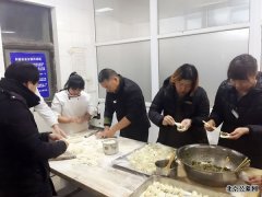 潮白陵园组织值班职工过小年包饺子