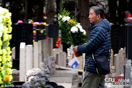 2016年04月02日，在北京通惠陵园，几名市民为已故亲人扫墓。图片来源:李文明/视觉中国