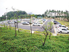 八达岭陵园在园外增设多处停车场 供自驾清明高峰自驾车停放