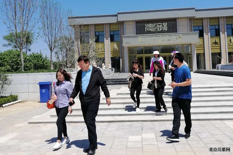杨总现场讲解陵园概况
