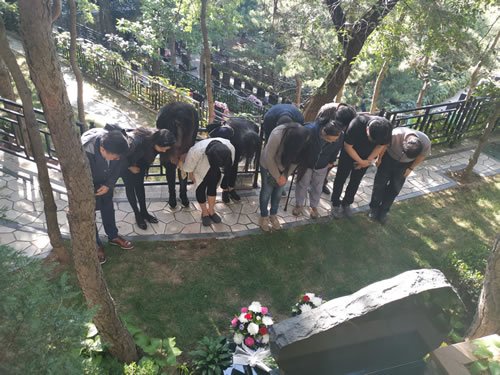 学生来到八达岭陵园纪念杨老师