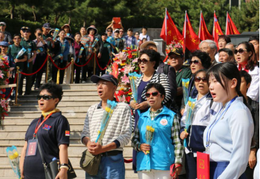 全体公祭人员齐唱军歌