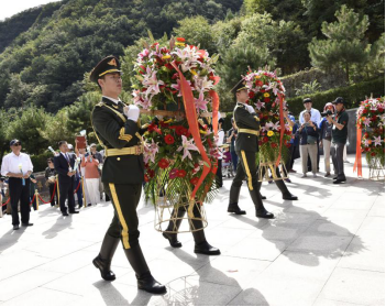 九公山长城纪念林仪仗兵手捧花篮