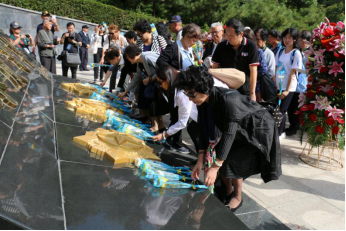 全体公祭人员花寄哀思