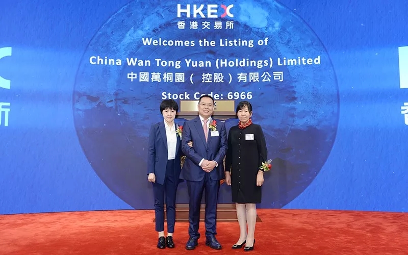 中国万桐园创始人、中国宏泰发展董事局主席王建军(中),中国万桐园董事局主席赵颖(右),中国宏泰发展执行董事王薇(左)