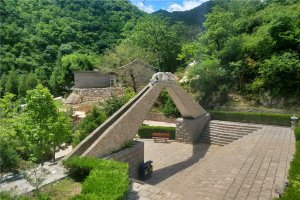墓区大门内