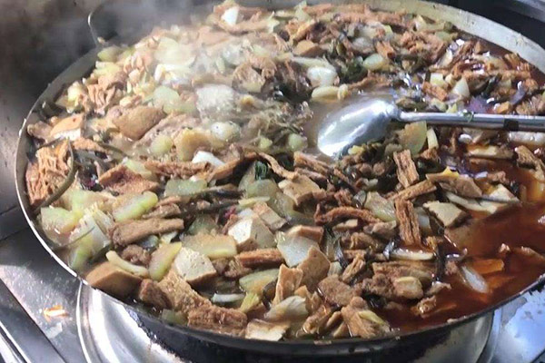 豆腐饭烹饪现场
