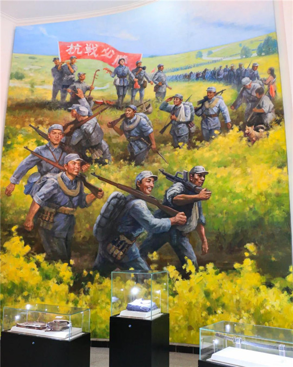 铁军纪念馆油画墙及部分文物（公文包，军服以及缴获的日式军刀）