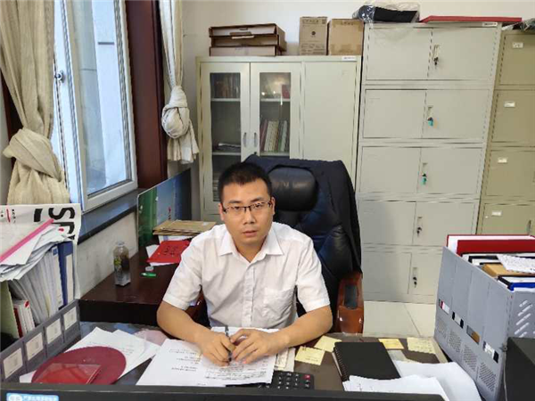 卢均涛大学毕业就到天山陵园
