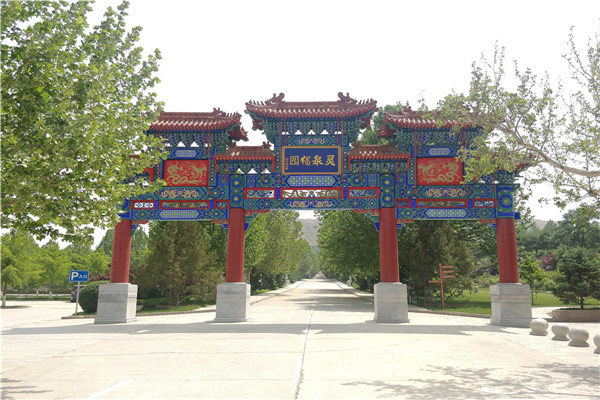 陵园大门