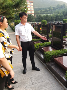给客户介绍墓地情况