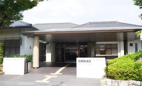 紧挨着青山灵园的青山斋场（火葬场）