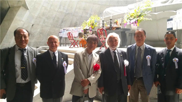 安剑星（左1）与安藤忠雄（左3）、 灵园老板高桥幸雄（右3）、联群石材蒋惠雄（右1）