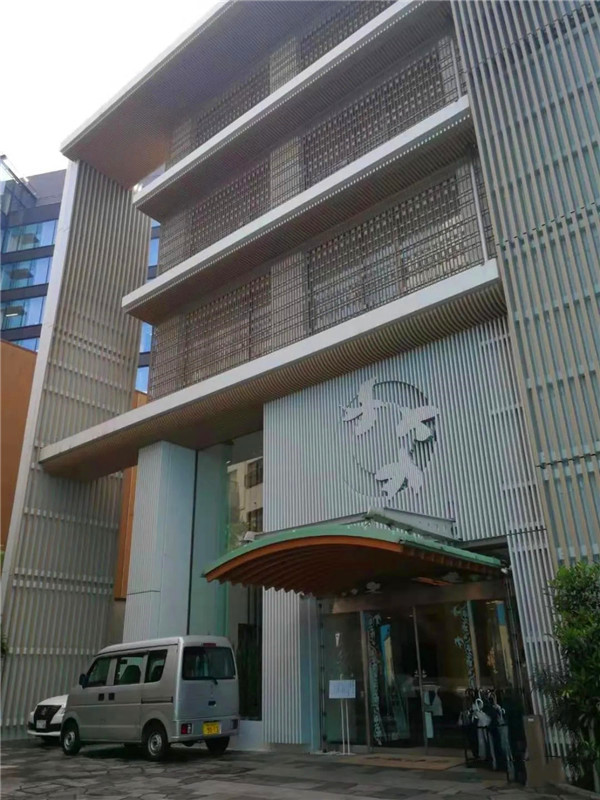 位于东京市中心的立体骨灰堂