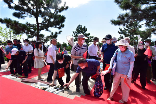 北京天寿园军魂纪念广场庄严举行